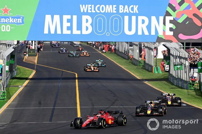 Charles Leclerc, Ferrari F1-75, Max Verstappen, Red Bull Racing RB18, Sergio Pérez, Red Bull Racing RB18 al inicio