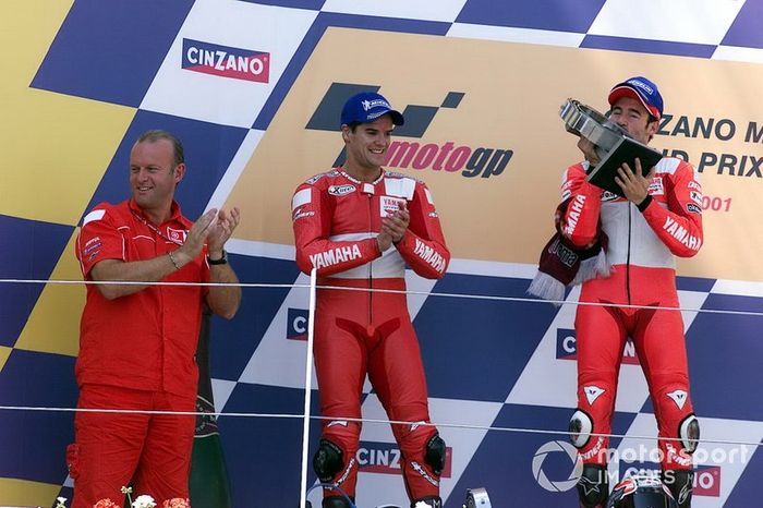 Podio: Ganador Max Biaggi, Yamaha, segundo Carlos Checa, Yamaha