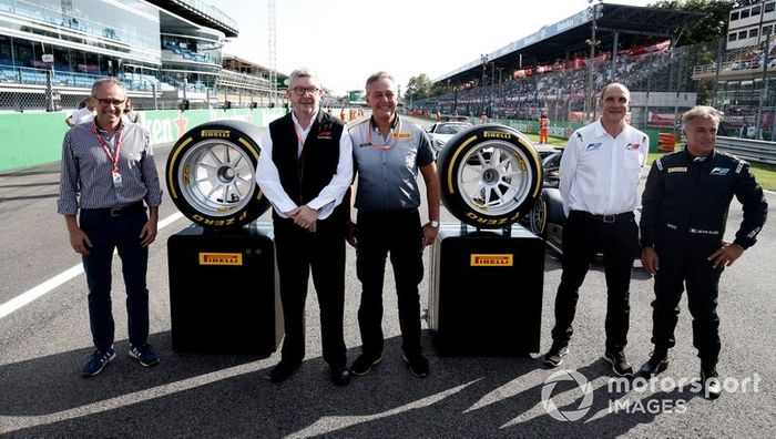 Jean Alesi prueba los nuevos neumáticos Pirelli de 18 pulgadas para las próximas temporada de F2 