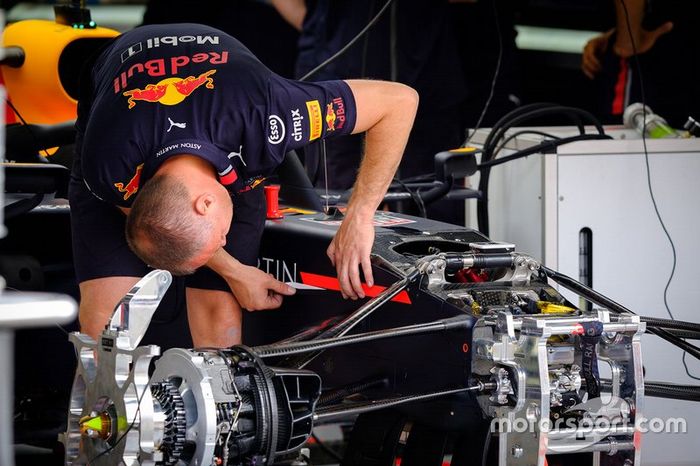 Miembro del equipo Red Bull Racing trabajando en el Red Bull Racing RB15