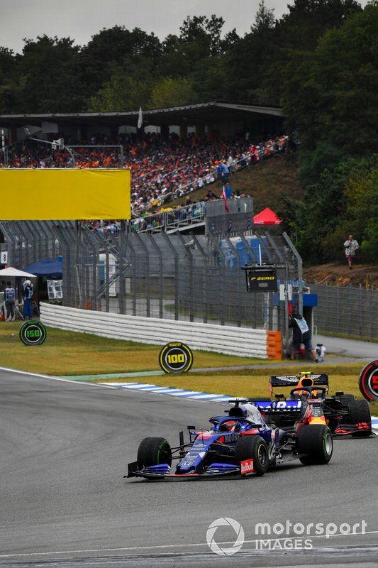 Daniil Kvyat, Toro Rosso STR14, lidera Pierre Gasly, Red Bull Racing RB15