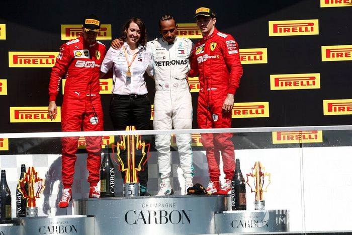 Sebastian Vettel, Ferrari, seconda posizione, il vincitore del trofeo dei costruttori della Mercedes, Lewis Hamilton, Mercedes AMG F1, prima posizione, e Charles Leclerc, Ferrari, terza posizione, sul podio