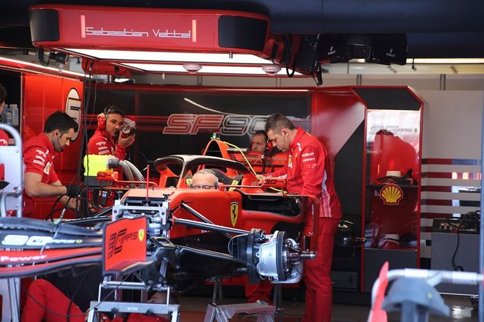 Ferrari SF90 en el garaje