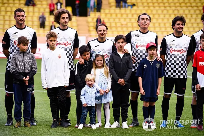 Felipe Massa y Carlos Sainz Jr. jugando a fútbol