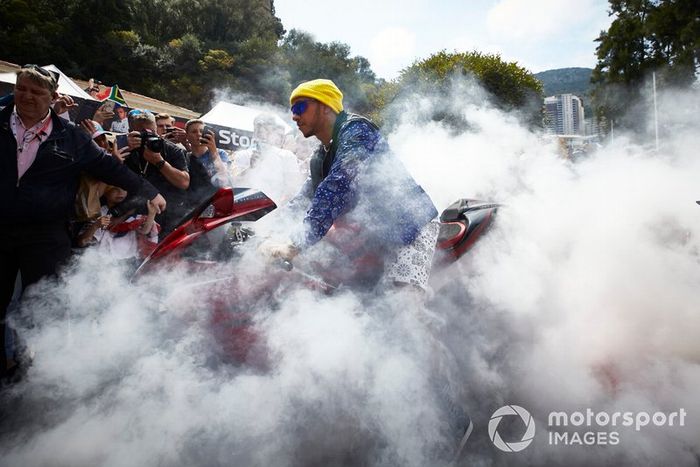 Lewis Hamilton, Mercedes AMG F1 llega en moto al paddock