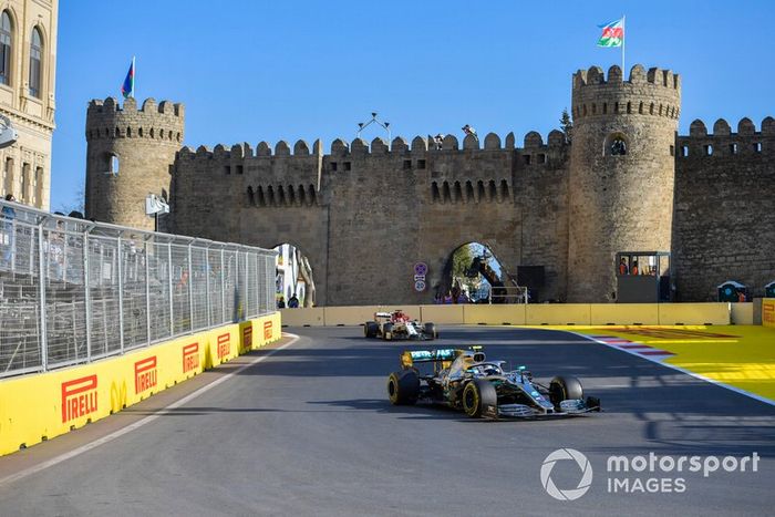 Valtteri Bottas, Mercedes AMG W10, Kimi Raikkonen, Alfa Romeo Racing C38