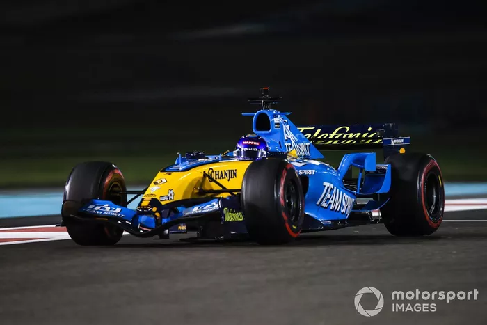 Fernando Alonso pilota el Renault R25, el coche con el que ganó el mundial 2005 de F1, en Abu Dhabi