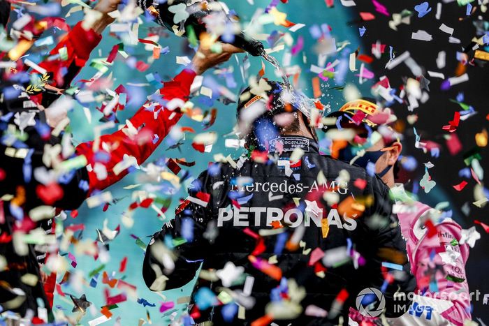 Podio: ganador y campeón del mundo Lewis Hamilton, Mercedes-AMG F1