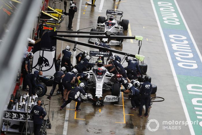Pierre Gasly, AlphaTauri AT01, pit stop y Daniil Kvyat, AlphaTauri AT01