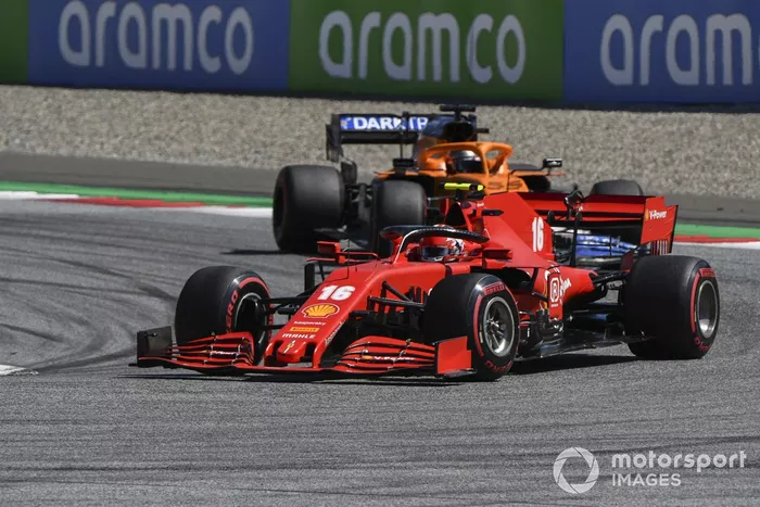Charles Leclerc, Ferrari SF1000 e Carlos Sainz Jr., McLaren MCL35 