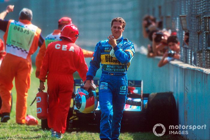Michael Schumacher, Benetton B195 Renault regresa a los pits después de su retiro