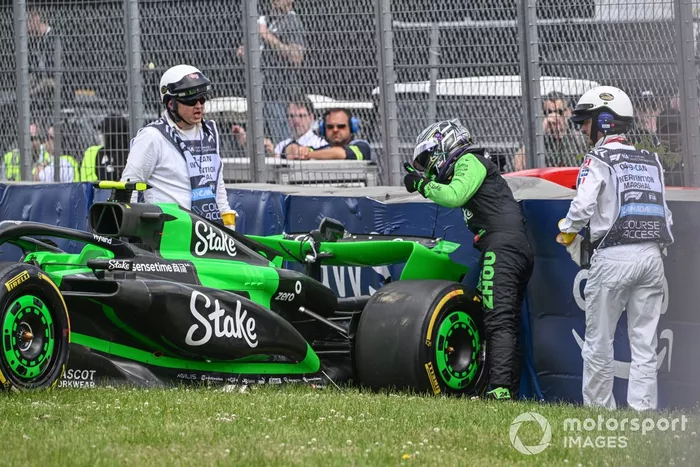 Los comisarios retiran el coche de Zhou Guanyu, Stake F1 Team Kick Sauber C44, tras chocar durante los entrenamientos libres.