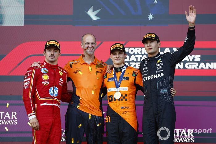 Charles Leclerc, Scuderia Ferrari, 2ª posición, el delegado del trofeo McLaren, Oscar Piastri, McLaren F1 Team, 1ª posición, George Russell, Mercedes-AMG F1 Team, 3ª posición.