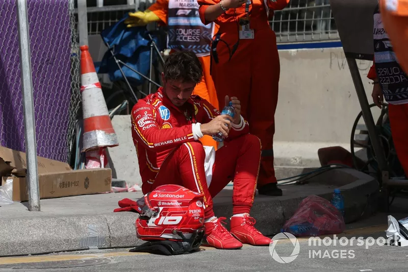 Charles Leclerc, Scuderia Ferrari, s'assoit après avoir percuté la barrière.