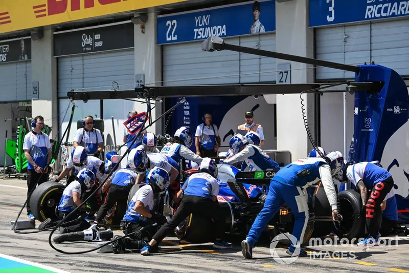 Daniel Ricciardo, RB F1 Team VCARB 01, aux stands lors de la FP1
