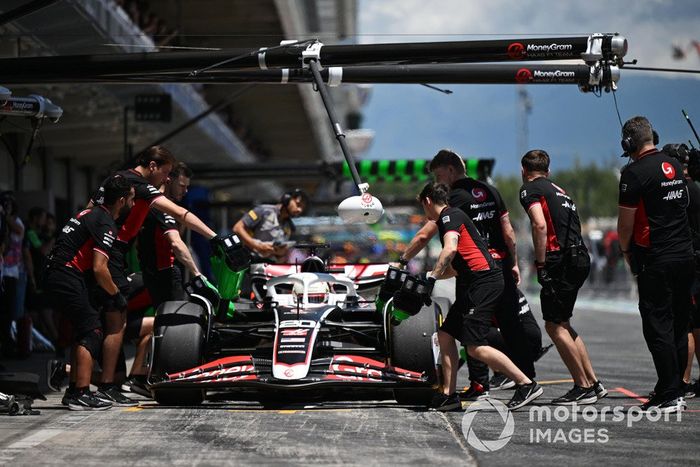 Kevin Magnussen, Haas VF-24, en boxes durante la FP1
