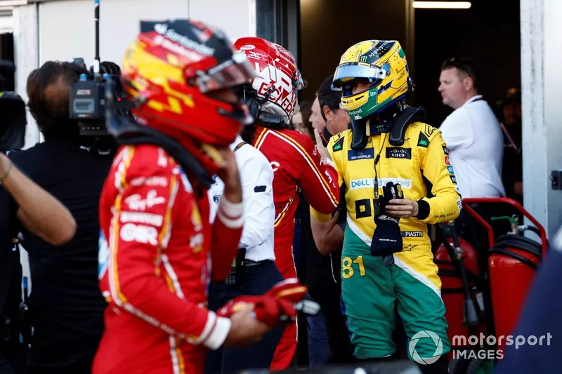 Charles Leclerc, Scuderia Ferrari, Oscar Piastri, McLaren F1 Team, parlent au Parc Ferme après les qualifications.