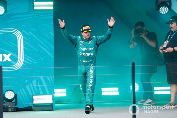 Fernando Alonso, Aston Martin F1 Team, 3ª posición, sube al podio