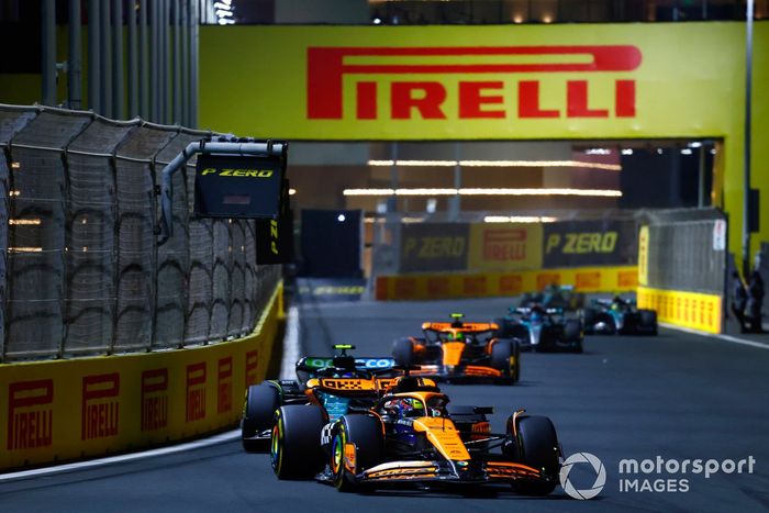 Oscar Piastri, McLaren MCL38, Fernando Alonso, Aston Martin AMR24, Lando Norris, McLaren MCL38