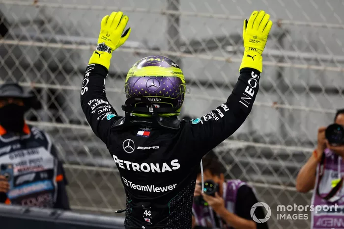 Lewis Hamilton, Mercedes-AMG F1 Team, célèbre avec les fans après la course.