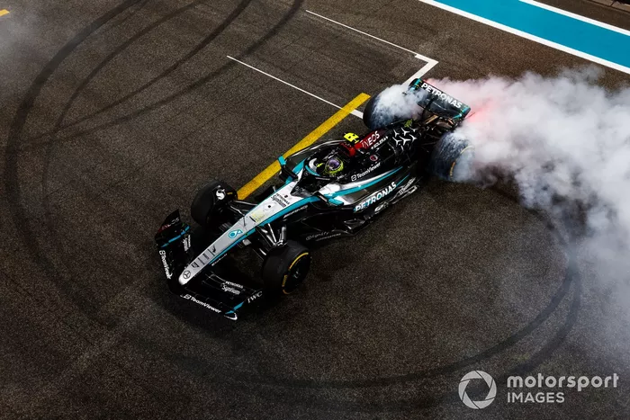 Lewis Hamilton, Mercedes F1 W15, fait un donut sur la grille après avoir terminé la course.