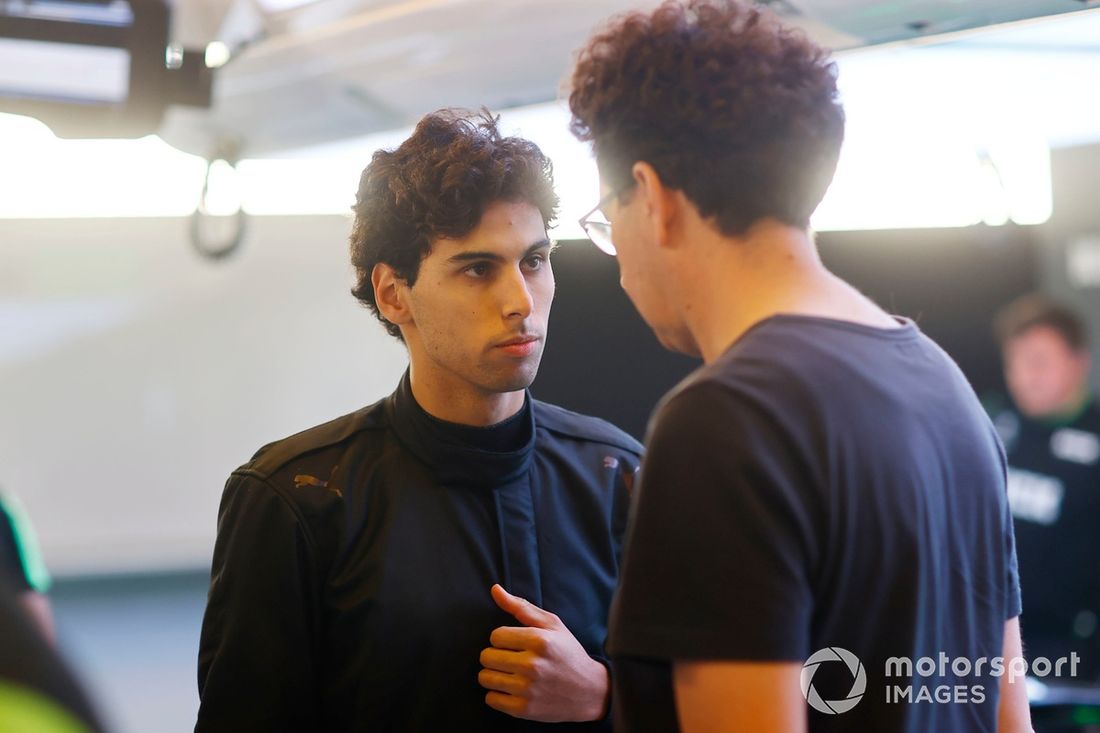 Gabriel Bortoleto, Stake F1 Team KICK Sauber, rozmawia z Mattią Binotto, COO i CTO, Stake F1 Team KICK Sauber