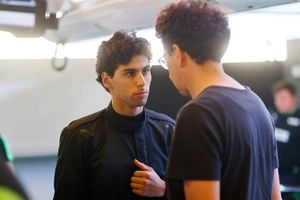 Gabriel Bortoleto, Stake F1 Team KICK Sauber, habla con Mattia Binotto, COO y CTO, Stake F1 Team KICK Sauber