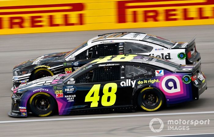 Jimmie Johnson, Hendrick Motorsports, Chevrolet Camaro Ally and Aric Almirola, Stewart-Haas Racing, Ford Mustang Smithfield