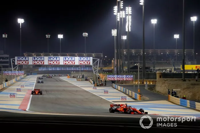 Sebastian Vettel, Ferrari SF90, Charles Leclerc, Ferrari SF90, y Lewis Hamilton, Mercedes AMG F1 W10