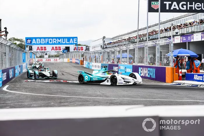 Tom Dillmann, NIO Formula E Team, NIO Sport 004, con un cartel colgando en su coche, Mitch Evans, Panasonic Jaguar Racing, Jaguar I-Type 3 