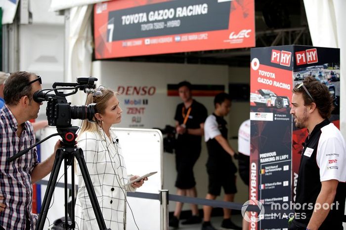 # 8 Toyota Gazoo Racing Toyota TS050: Fernando Alonso es entrevistado por Julia Piquet, Motorsport.com