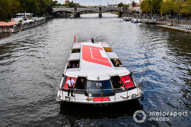 Los pilotos van en barco camino al evento de la Federation Square
