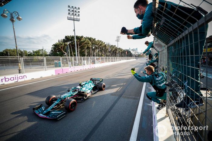 Sebastian Vettel, Aston Martin AMR21, 2ª posición, es aclamado en la línea de meta por su equipo