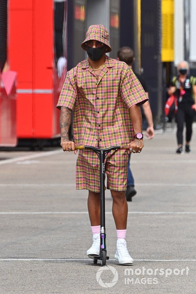 Lewis Hamilton, Mercedes-AMG F1 en un patinete