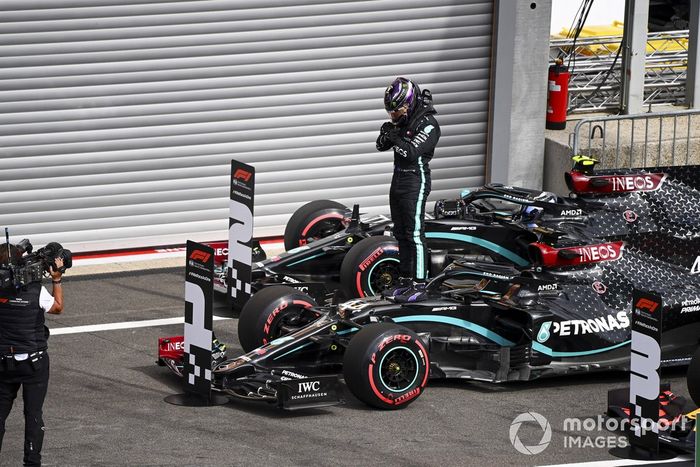 Ganador de la pole Lewis Hamilton, Mercedes-AMG F1 celebra en Parc Ferme 