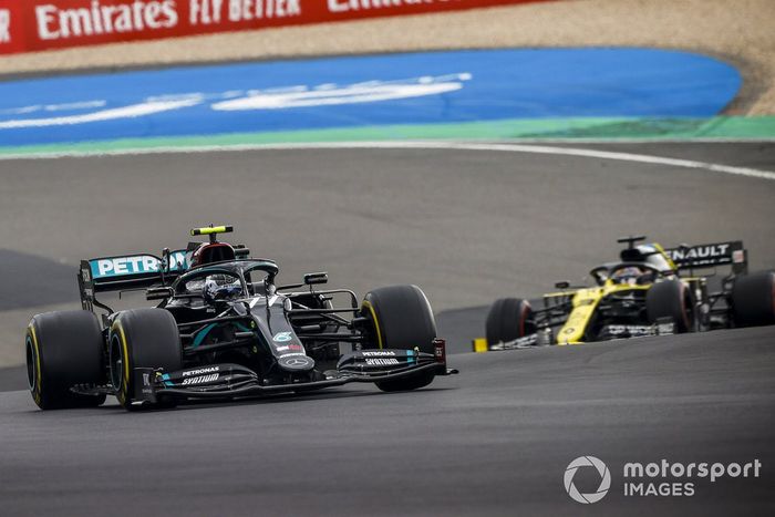 Valtteri Bottas, Mercedes F1 W11, Daniel Ricciardo, Renault F1 Team R.S.20