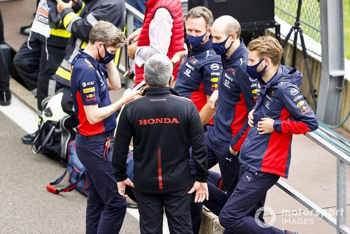 Masashi Yamamoto, Director General de Honda Motorsport en el Parc Ferme con los miembros del equipo Red Bull Racing