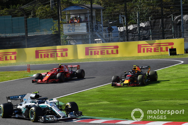 Kimi Raikkonen, Ferrari SF71H lotta con Max Verstappen, Red Bull Racing RB14