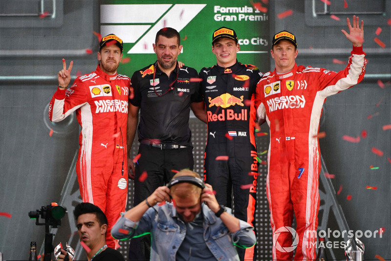 Sebastian Vettel, Ferrari, Guillaume Rocquelin, ingénieur de course, Red Bull Racing, Max Verstappen, Red Bull Racing et Kimi Raikkonen, Ferrari sur le podium derrière Armin van Buuren, DJ