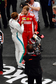 Lewis Hamilton, Mercedes AMG F1 et Sebastian Vettel, Ferrari après la course