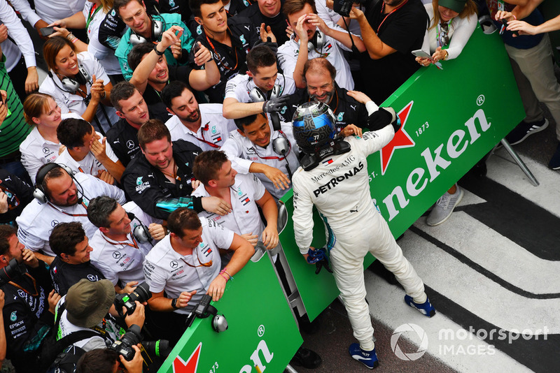 Valtteri Bottas, Mercedes AMG F1 W09 EQ Power+, festeggia nel parco chiuso con i suoi meccanici