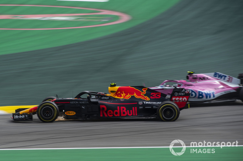 Le leader Max Verstappen, Red Bull Racing RB14 s'accroche avec Esteban Ocon, Racing Point Force India VJM11