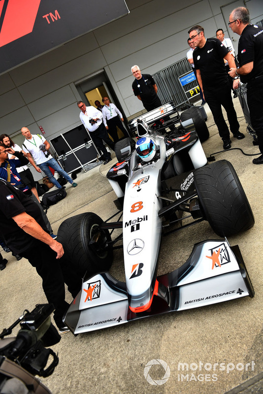Mika Häkkinen pilote la McLaren MP4/13 à Suzuka