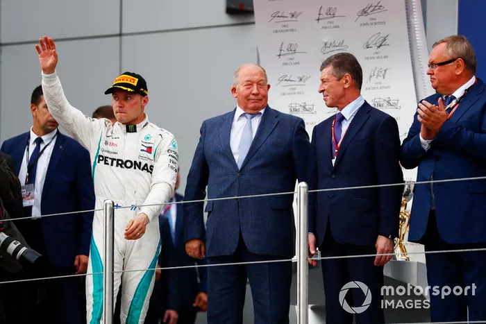 El segundo, Valtteri Bottas, Mercedes AMG F1, en el podio