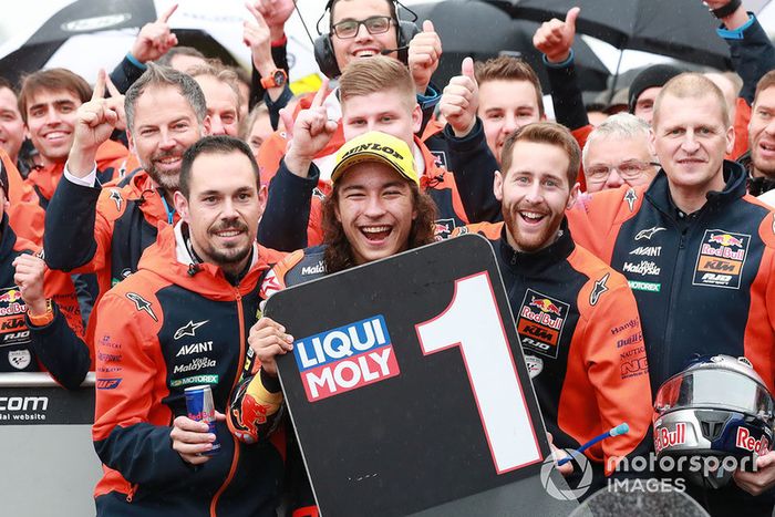 Ganador, Can Öncü, Red Bull KTM Ajo celebra en parc ferme