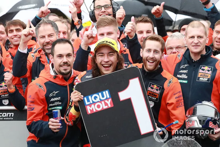 Ganador, Can Öncü, Red Bull KTM Ajo celebra en parc ferme