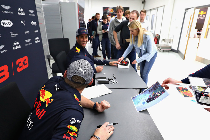 Max Verstappen, Red Bull Racing, y Daniel Ricciardo, Red Bull Racing, hablan con miembros de Red Bull Racing
