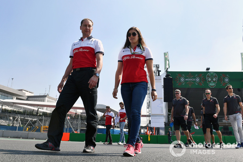 Tatiana Calderon, collaudatrice Sauber, ispeziona il circuito