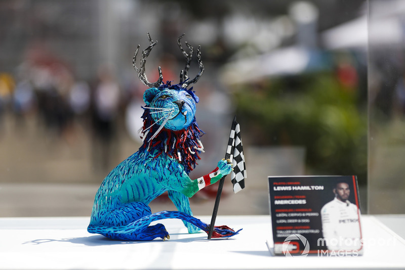 Статуетка Льюіса Хемілтона, Mercedes AMG F1