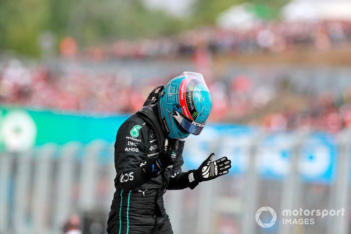 George Russell, de Mercedes-AMG, celebra tras conseguir la pole position